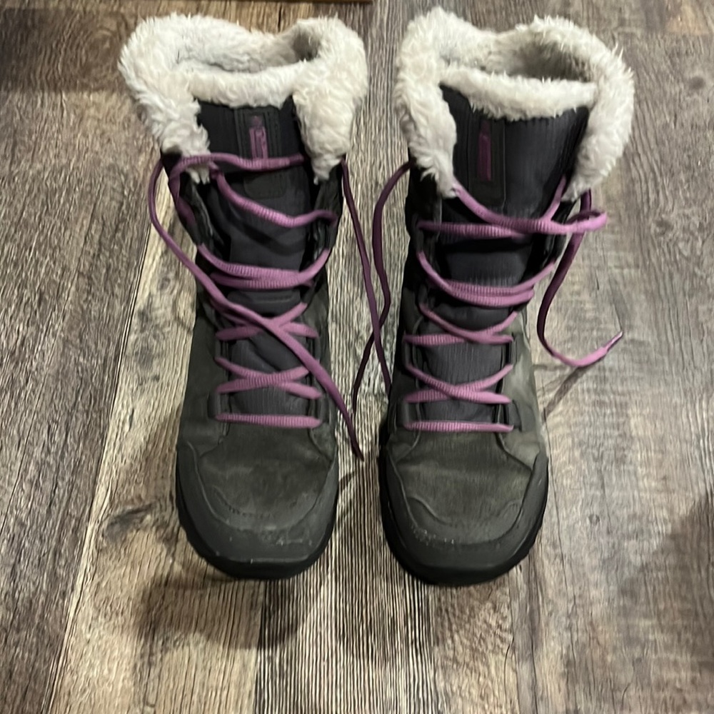 Women winter lace up boots.  Size 6.5